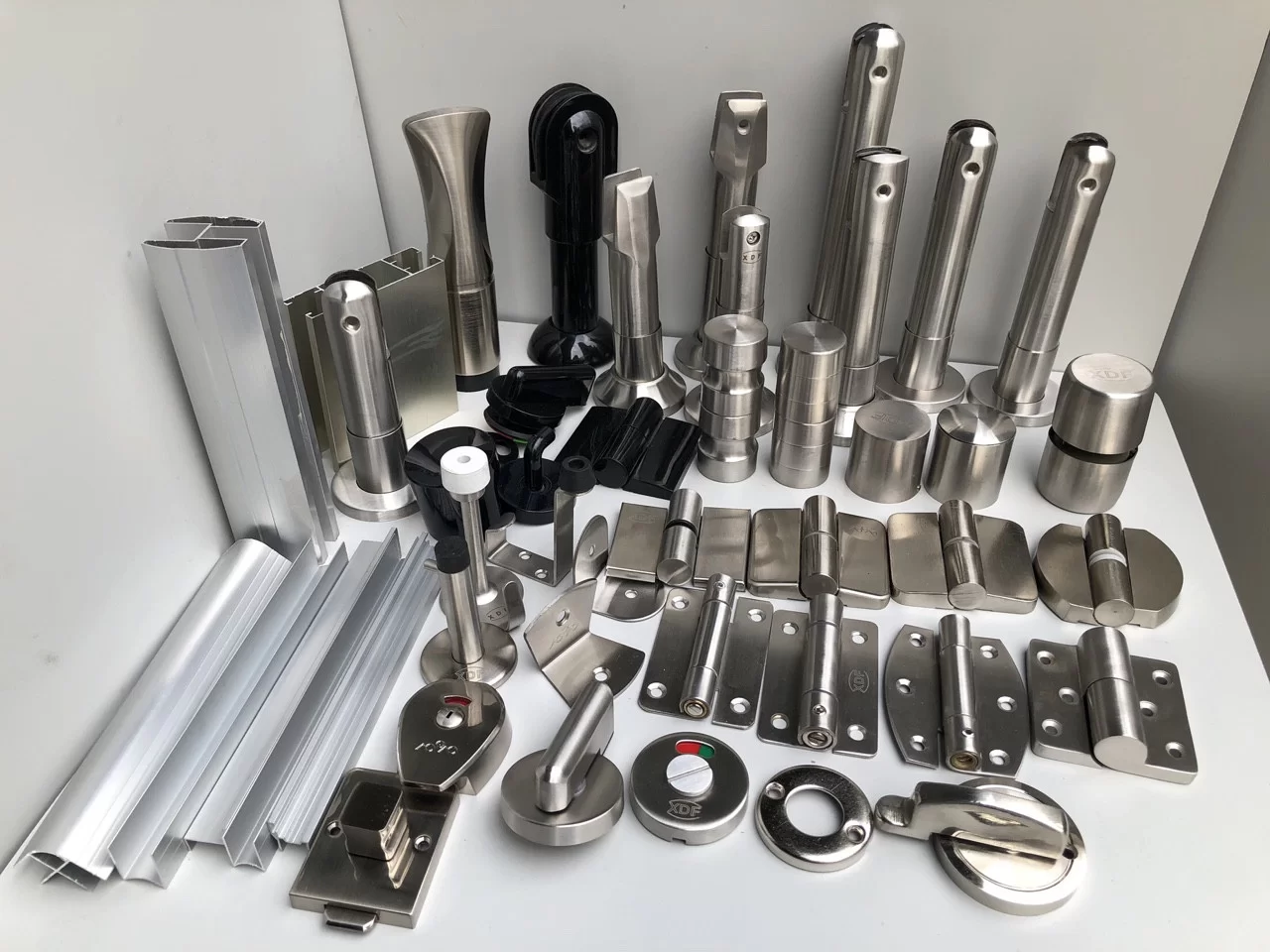 Khóa cửa vách ngăn vệ sinh