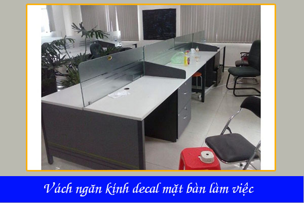 So Sánh Vách Ngăn Bàn Làm Việc Gỗ và Kính Cường Lực